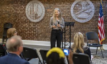 Kim Tutin pitches her company, Captis Aire, at the Innovation Crossroads Showcase at the Knoxville Chamber on Sept. 22. Credit: Carlos Jones/ORNL, U.S. Dept. of Energy